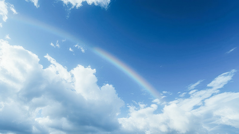 虹がかかった青空